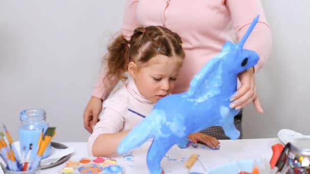 Paso Paso Pequeña Niña Decorando Papel Mache Unicornio Con Joyas — Vídeos de Stock