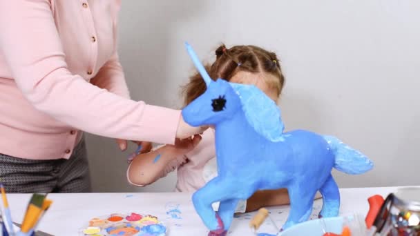 Paso Paso Pequeña Niña Decorando Papel Mache Unicornio Con Joyas — Vídeos de Stock