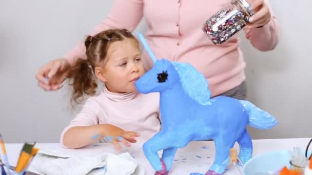 Schritt Für Schritt Kleines Mädchen Dekoriert Papiermaché Einhorn Mit Schmuck — Stockvideo