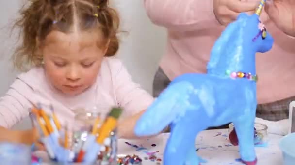 Passo Passo Menina Decorando Papel Mache Unicórnio Com Jóias Flores — Vídeo de Stock