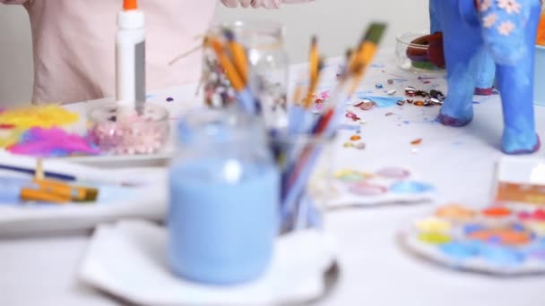 Pas Pas Petite Fille Décorant Licorne Papier Mache Avec Des — Video