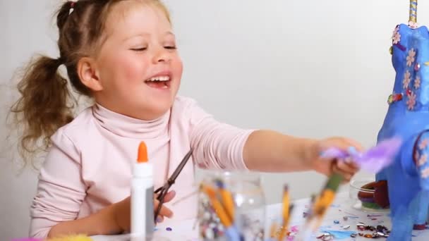 Крок Кроком Маленька Дівчинка Прикрашає Паперовий Мак Єдиноріг Коштовностями Паперовими — стокове відео