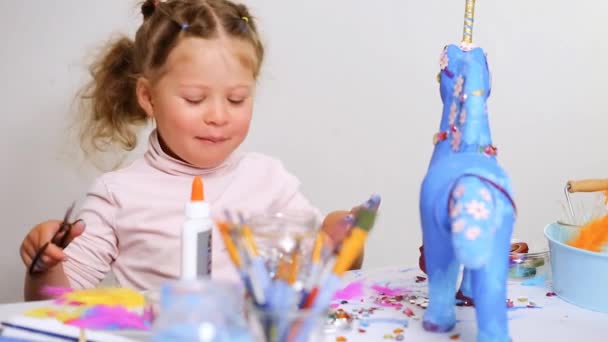 Schritt Für Schritt Kleines Mädchen Dekoriert Papiermaché Einhorn Mit Schmuck — Stockvideo