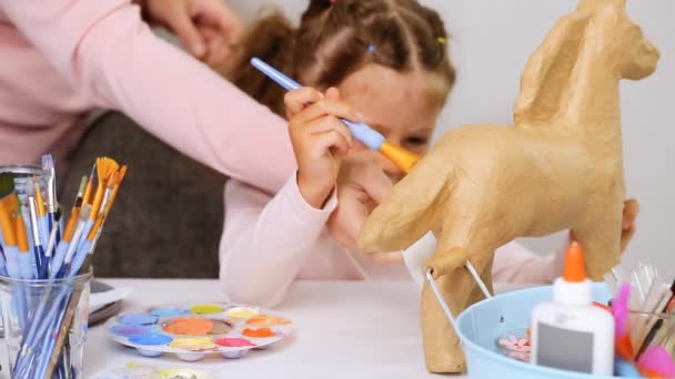 Pas Pas Petite Fille Peinture Papier Mache Licorne Avec Peinture — Video