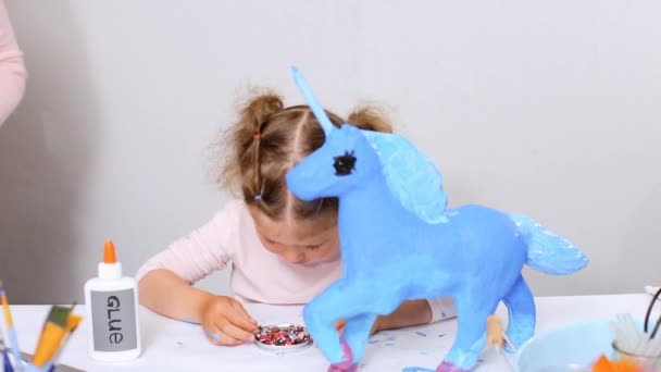 Steg För Steg Lilla Tjejen Dekorera Papper Mache Unicorn Med — Stockvideo