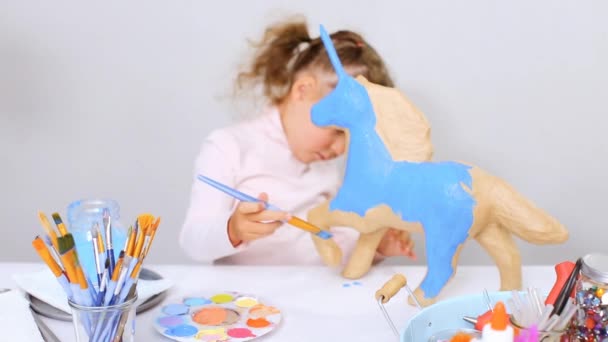 Stap Voor Stap Kleine Meisje Versieren Papier Mache Eenhoorn Met — Stockvideo