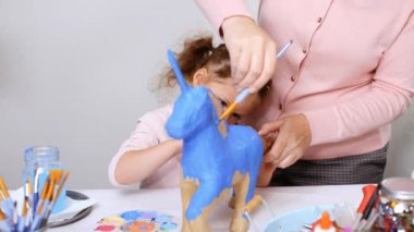 Adım adım. Küçük kız dekorasyon kağıt mache unicorn ile mücevher ve kağıt çiçekler