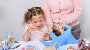 Adım adım. Küçük kız dekorasyon kağıt mache unicorn ile mücevher ve kağıt çiçekler