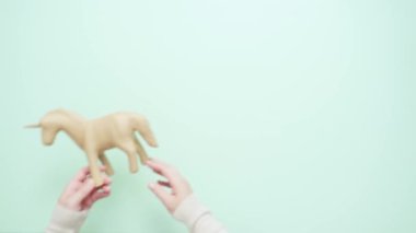 Çocuklar sanat ve el sanatları projesi için bitmemiş kağıt mache tek boynuzlu at