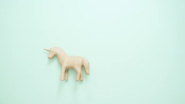 Çocuklar sanat ve el sanatları projesi için bitmemiş kağıt mache tek boynuzlu at