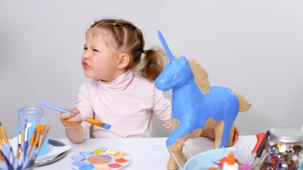 Paso Paso Pequeña Niña Decorando Papel Mache Unicornio Con Joyas — Vídeos de Stock