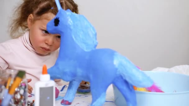 Paso Paso Pequeña Niña Decorando Papel Mache Unicornio Con Joyas — Vídeo de stock