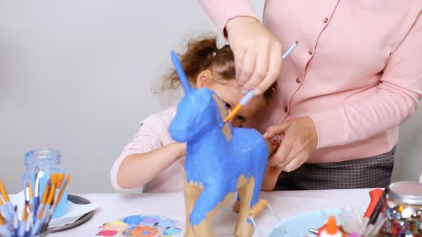 Paso Paso Pequeña Niña Decorando Papel Mache Unicornio Con Joyas — Vídeos de Stock