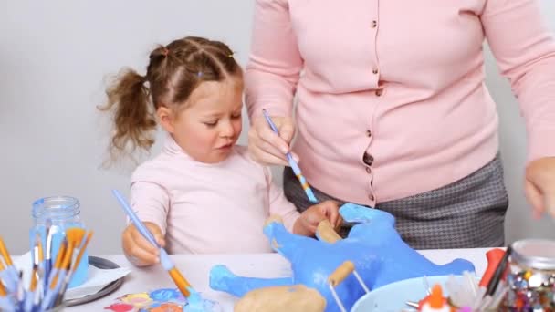 Paso Paso Pequeña Niña Decorando Papel Mache Unicornio Con Joyas — Vídeos de Stock