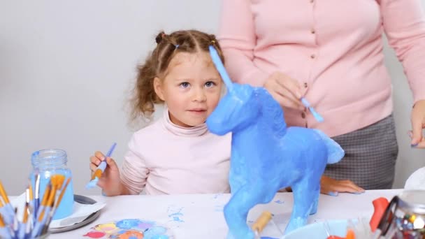 Passo Passo Menina Decorando Papel Mache Unicórnio Com Jóias Flores — Vídeo de Stock