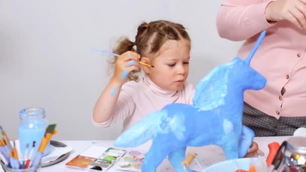 Paso Paso Pequeña Niña Decorando Papel Mache Unicornio Con Joyas — Vídeos de Stock