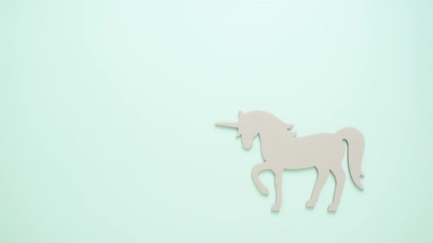 Unicornio Inacabado Recortado Sobre Fondo Azul — Vídeos de Stock