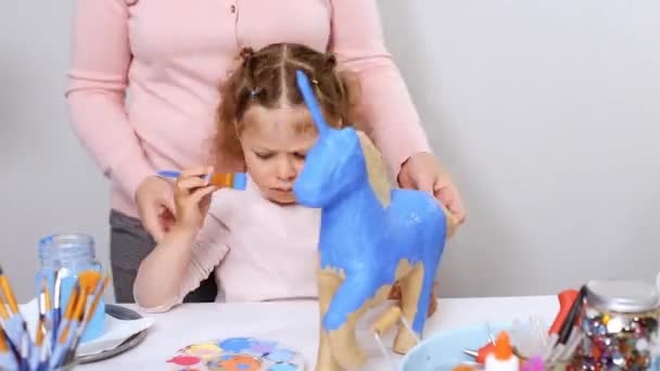 Lapso Tiempo Paso Paso Madre Hija Pintando Papel Mache Unicornio — Vídeos de Stock