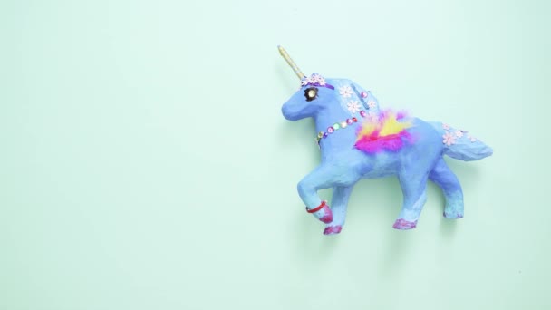 Artigianato Bambini Dipinto Blu Decorato Con Gioielli Piume Unicorno Cartapesta — Video Stock