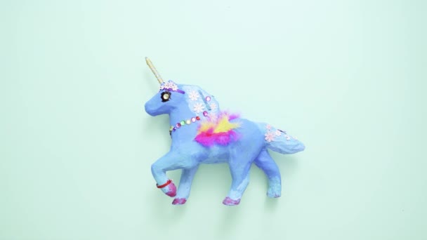 Artigianato Bambini Dipinto Blu Decorato Con Gioielli Piume Unicorno Cartapesta — Video Stock