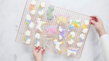 Tek boynuzlu at çerezleri royal Icing raf kurutma kurutma ile dekore edilmiş.