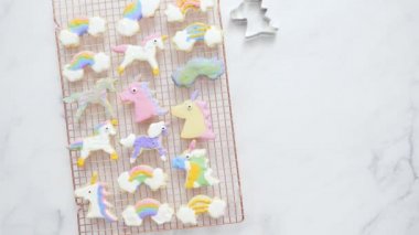 Tek boynuzlu at çerezleri royal Icing raf kurutma kurutma ile dekore edilmiş.