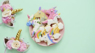 Pembe plaka üzerine Kraliyet krema şeker kurabiye şeklinde unicorn süslenmiş