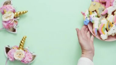 Pembe plaka üzerine Kraliyet krema şeker kurabiye şeklinde unicorn süslenmiş