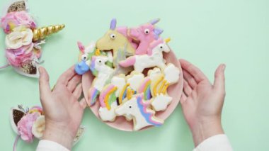 Pembe plaka üzerine Kraliyet krema şeker kurabiye şeklinde unicorn süslenmiş