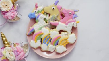 Pembe plaka üzerine Kraliyet krema şeker kurabiye şeklinde unicorn süslenmiş