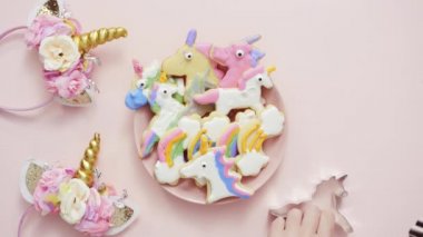Pembe plaka üzerine Kraliyet krema şeker kurabiye şeklinde unicorn süslenmiş