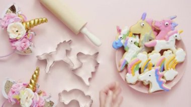 Pembe plaka üzerine Kraliyet krema şeker kurabiye şeklinde unicorn süslenmiş