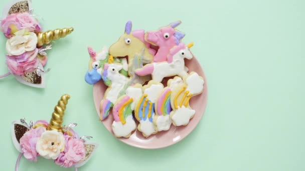 Unicorn Vormige Suiker Koekjes Versierd Met Koninklijk Suikerglazuur Roze Plaat — Stockvideo