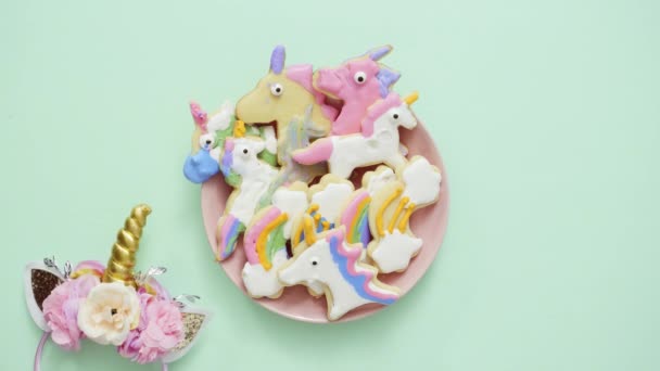 Biscoitos Açúcar Forma Unicórnio Decorados Com Cereja Real Prato Rosa — Vídeo de Stock