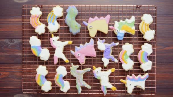 Unicorn Cookies Versierd Met Koninklijk Suikerglazuur Drogen Het Droogrek — Stockvideo
