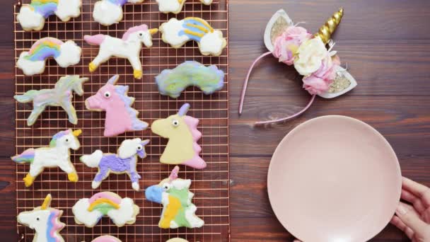 Unicorn Cookies Versierd Met Koninklijk Suikerglazuur Drogen Het Droogrek — Stockvideo