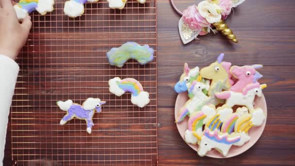 Einhornkekse Dekoriert Mit Königlichem Zuckerguss Trocknen Auf Wäscheständer — Stockvideo