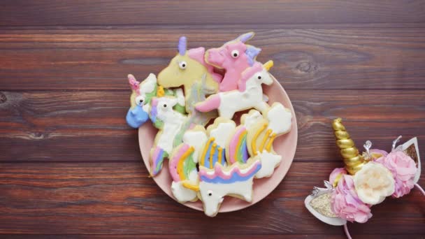 Galletas Azúcar Forma Unicornio Decoradas Con Glaseado Real Placa Rosa — Vídeos de Stock