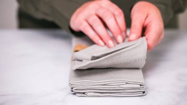 Yeni keten peçete mermer tezgah üzerinde.