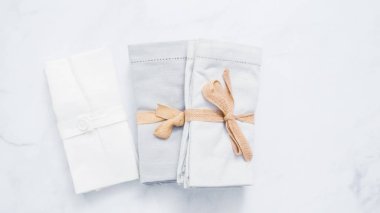 Yeni keten peçete mermer tezgah üzerinde.