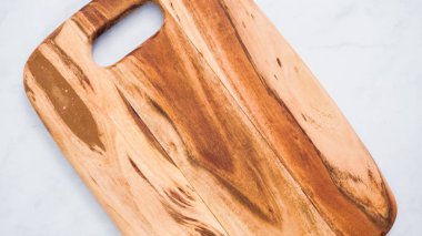 Rustik ahşap kesme tahtası üzerinde Mermer mutfak tezgahı.