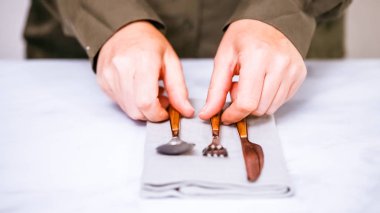 Akşam yemeği gümüş keten peçete üzerinde.