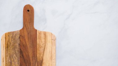 Rustik ahşap kesme tahtası üzerinde Mermer mutfak tezgahı.