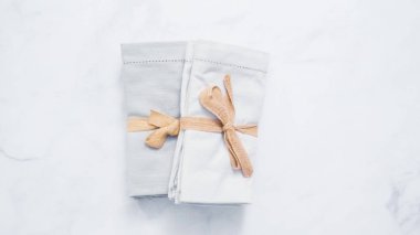 Yeni keten peçete mermer tezgah üzerinde.