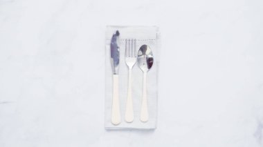 Akşam yemeği gümüş keten peçete üzerinde.