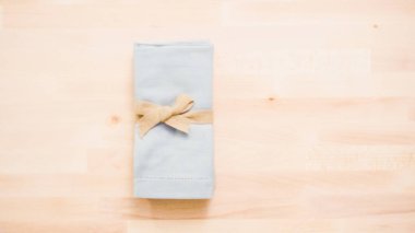 Yeni keten peçete ahşap masa üzerinde.