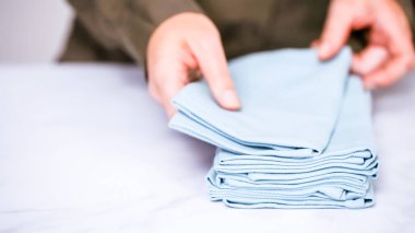 Yeni keten peçete mermer tezgah üzerinde.