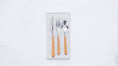 Akşam yemeği gümüş keten peçete üzerinde.