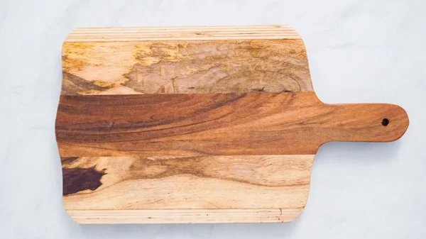 大理石厨房柜台上的仿古木切割板 — 图库照片