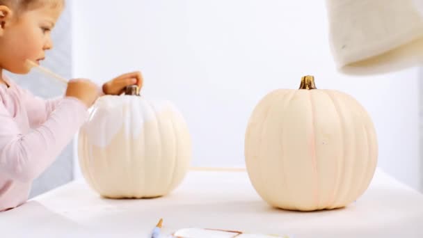 Krok Kroku Matka Córka Dekoracyjne Rzemiosła Halloween Dynia Motywem Jednorożca — Wideo stockowe